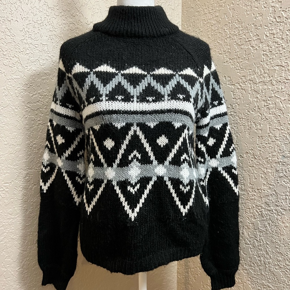 SO Heritage Women’s Black and Gray Knit Sweater SZ S Item SW01